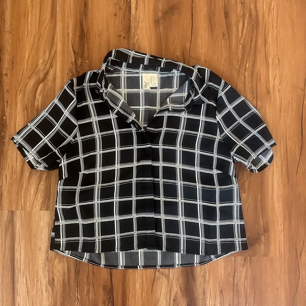Black and white grid pattern button down crop top blouse size small
